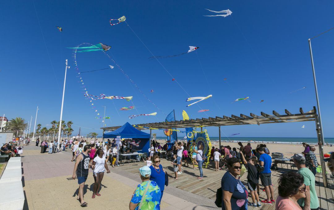 Volada de cometas en la playa de Gandia. 