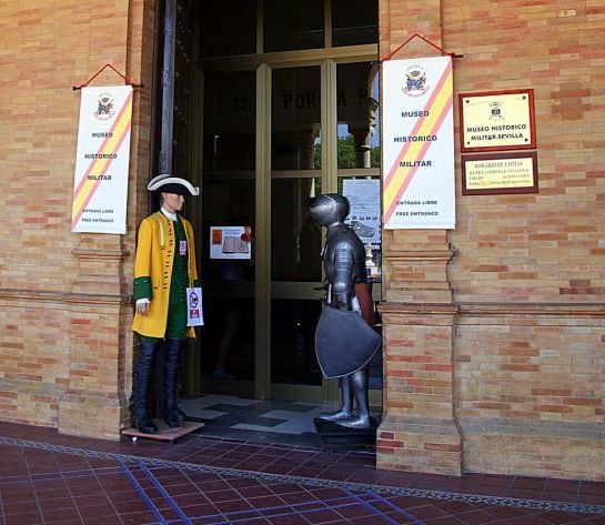 Entrada al Museo Histórico Militar de Sevilla, en la galería superior de la Plaza de España entre la Torre Norte y la Puerta de Aragón