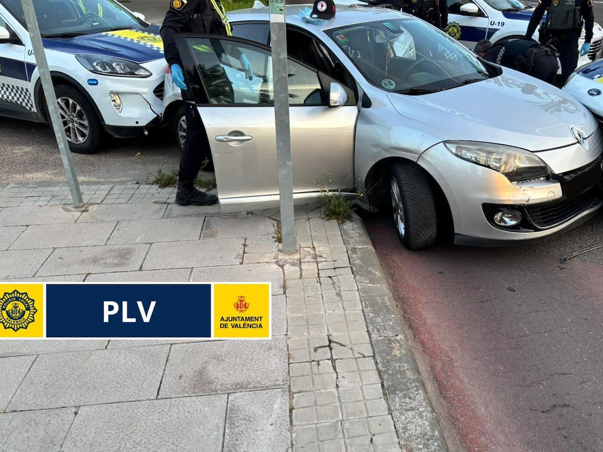 Detenido en València un conductor sin carnet que triplicaba la tasa de alcohol y ejercía como taxista ilegal