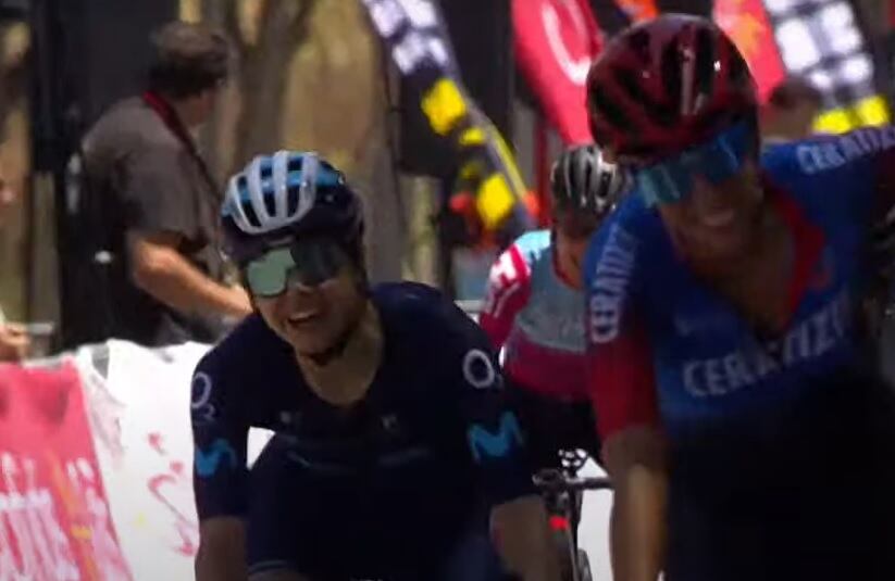 Sara Martín (i) en la llegada al sprint con Sandra Alonso por delante