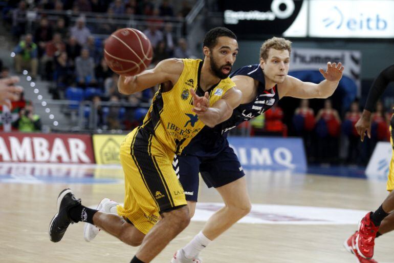  El base estadounidense del Iberostar Tenerife Davin White (i), y el alero esloveno del Laboral Kutxa Baskonia Jaka Blazic en una jugada del partido correspondiente a la novena jornada de la Liga Endesa de baloncesto disputado hoy en el pabellón Fernando Buesa de Vitoria. 