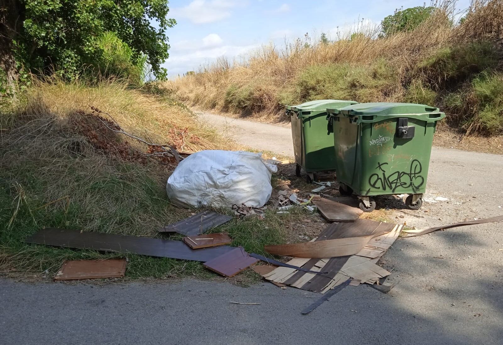Escombros en el camino de la Cruz del Palmo