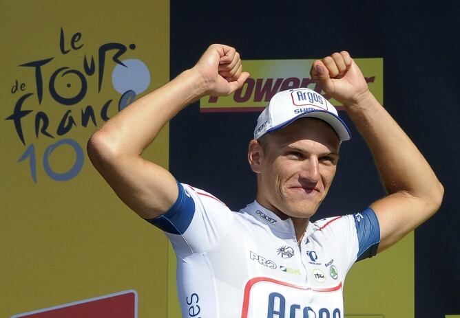El ciclista alemán del Argos-Shimano, Marcel Kittel, celebra en el podio la victoria conseguida en la décima etapa del Tour de Francia, disputada entre las localidades de Saint-Gildas-des-Bois y Saint-Malo, Francia, el 9 de julio del 2013