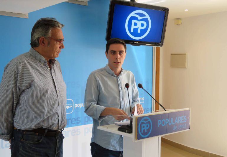 Jaimen Espinar y Javier Durá, concejales del PP, durante la rueda de prensa de este jueves 