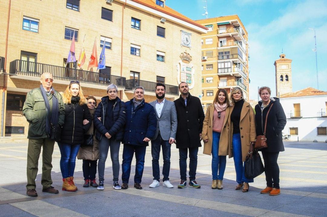 El portavoz de Ciudadanos en la Asamblea de Madrid, César Zafra, junto a los miembros de Ciudadanos en Móstoles en la plaza de España de Móstoles