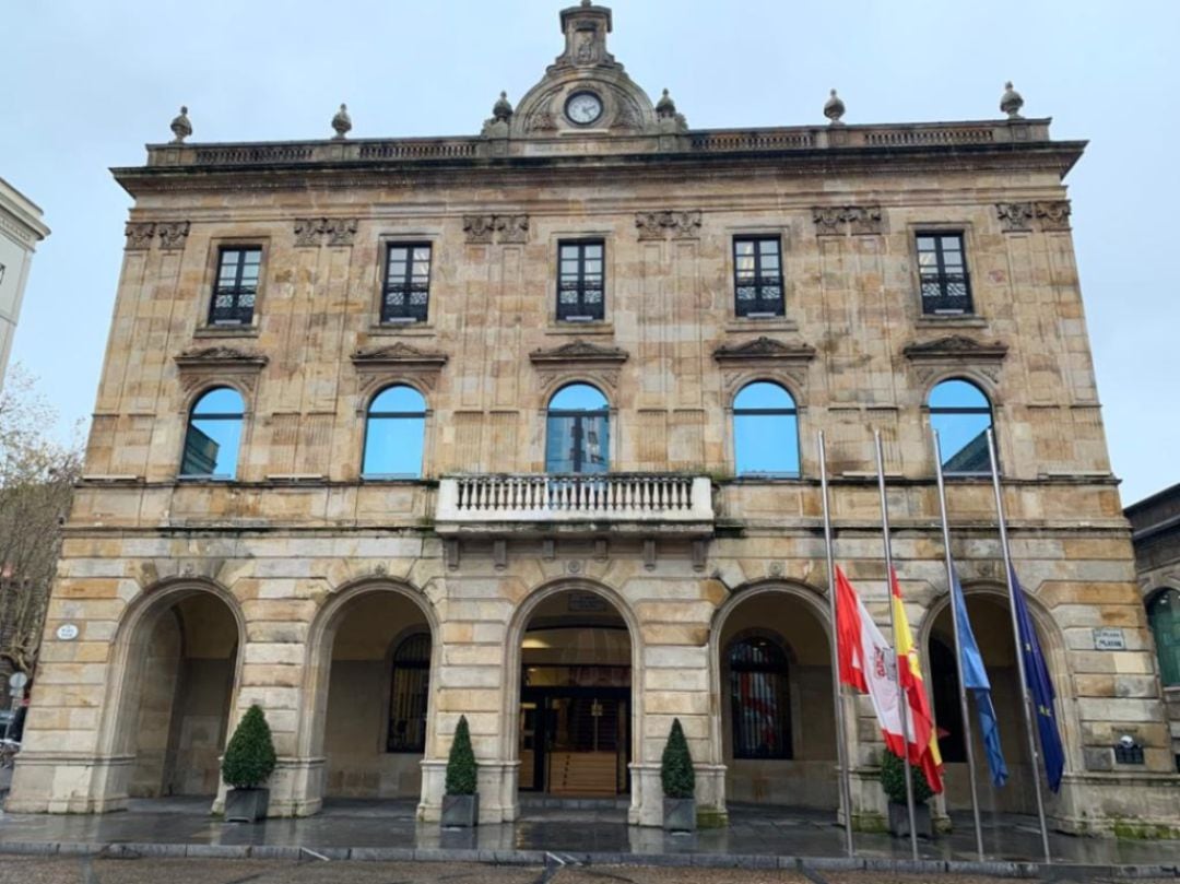 Ayuntamiento de Gijón con banderas a media asta 