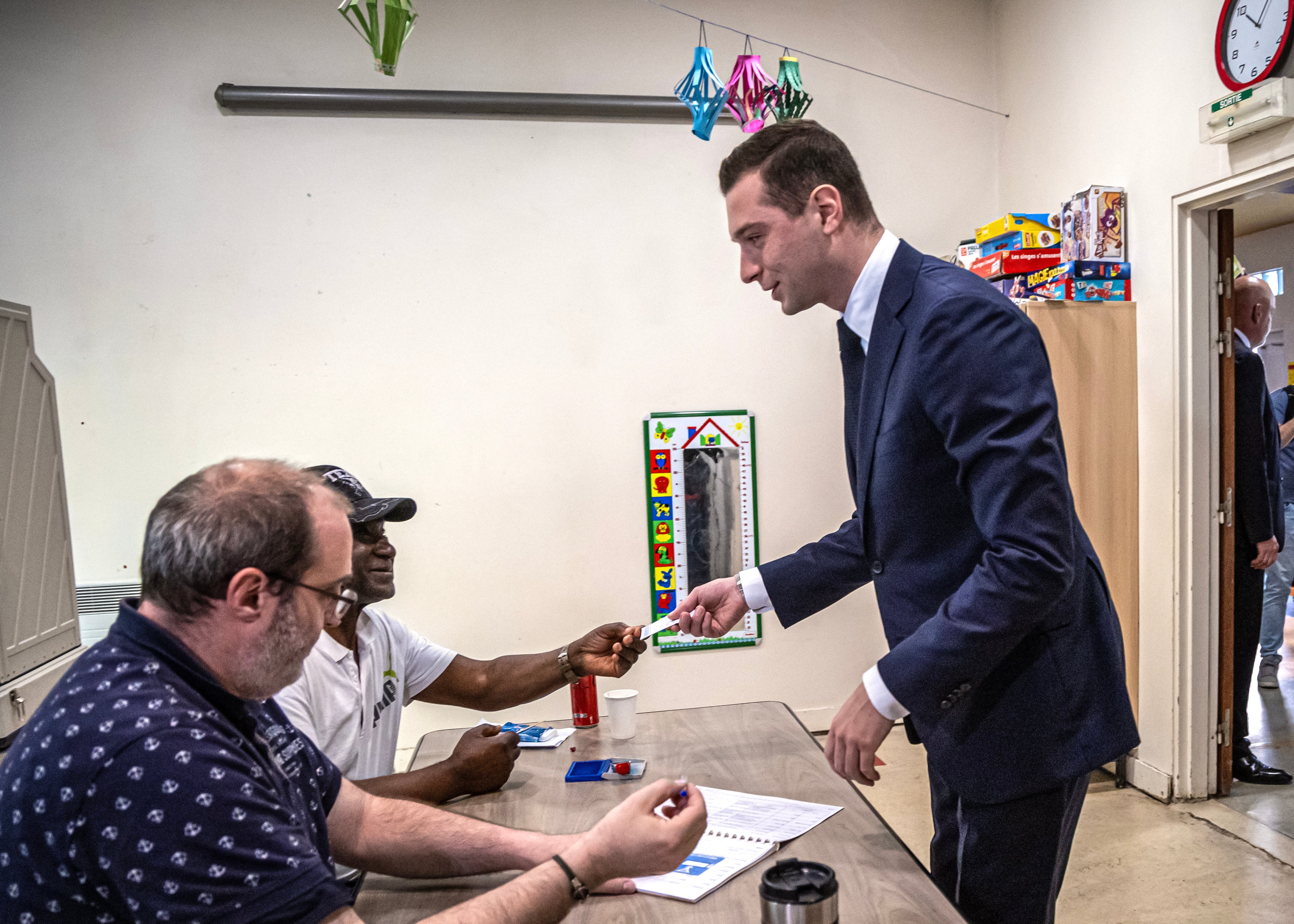 El candidato de Agrupación Nacional, Jordan Bardella, vota en las elecciones legislativas de Francia