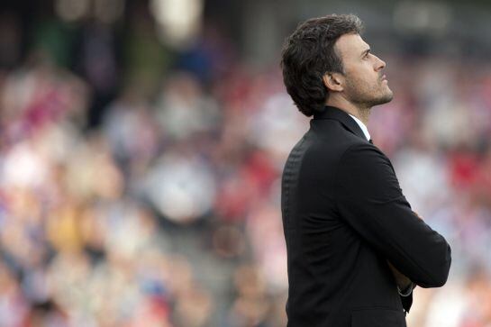 Barcelona's coach Luis Enrique Martinez stands during the Spanish league football match Granada CF vs FC Barcelona at the Nuevo Los Carmenes stadium in Granada on February 28, 2015.   AFP PHOTO/ JORGE GUERRERO