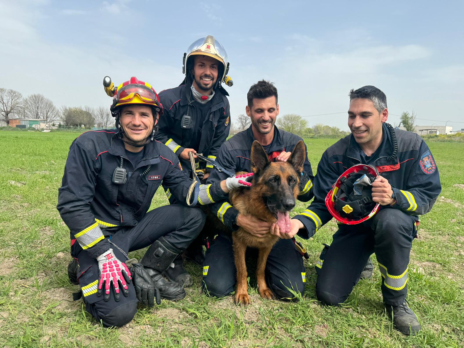 Los bomberos junto a Rock, tras sacarlo del pozo