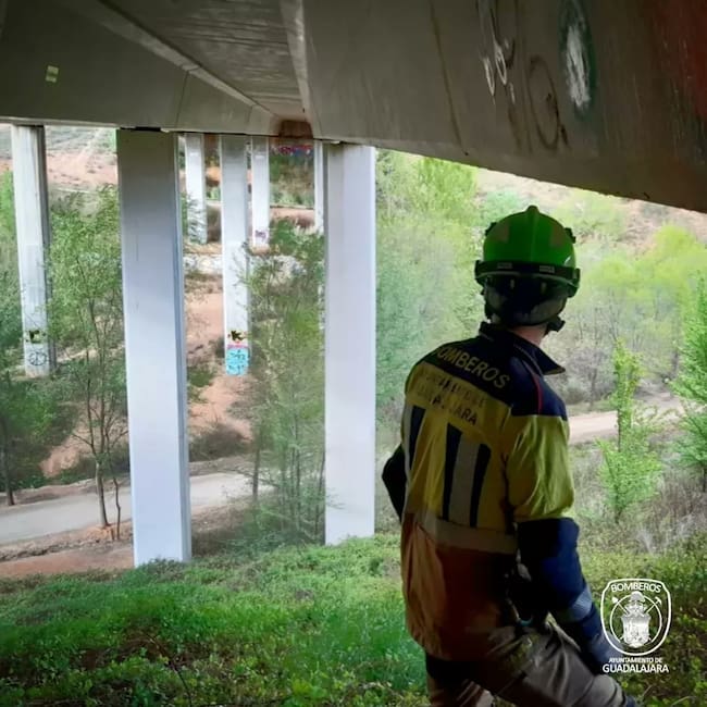 Bombero revisando el puente