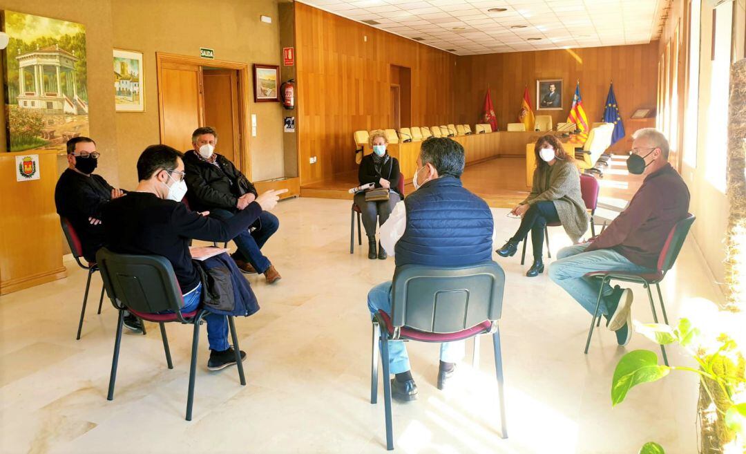 Reunión en el Ayuntamiento de Elda con miembros de la Asociación de Familiares de Represaliados por el Franquismo del Cementerio de Alicante