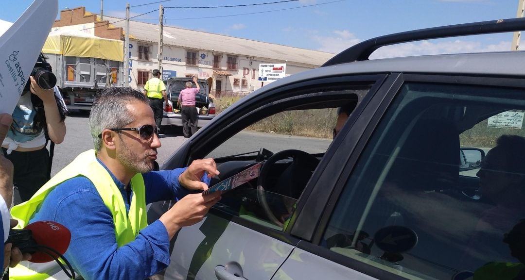 Ángel de Propios, presidente de ASPAYM en Castilla y León, colabora con la campaña de la DGT informando a los conductores