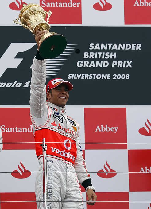 Hamilton celebra su triunfo en Gran Bretaña