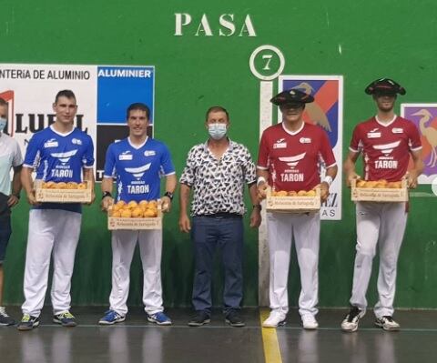 Los pelotaris de Garfe Pelota durante un encuentro de esta temporada.