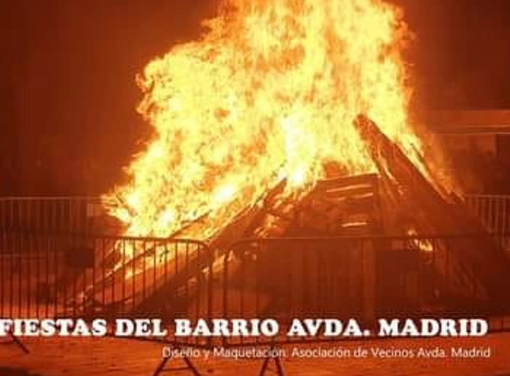 Imagen de la Hoguera de San Pedro de las fiestas del barrio de la Avenida de Madrid