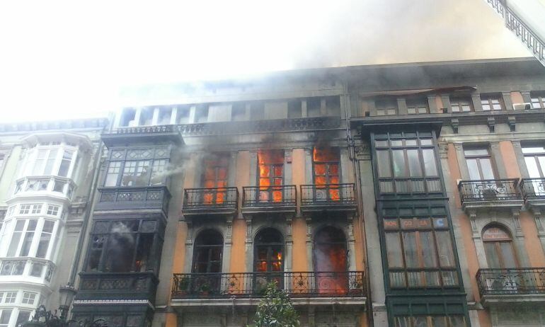 El edificio tomado por las llamas