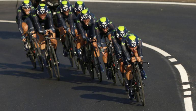 El equipo Movistar, durante la primera etapa de la Vuelta Ciclista a España.