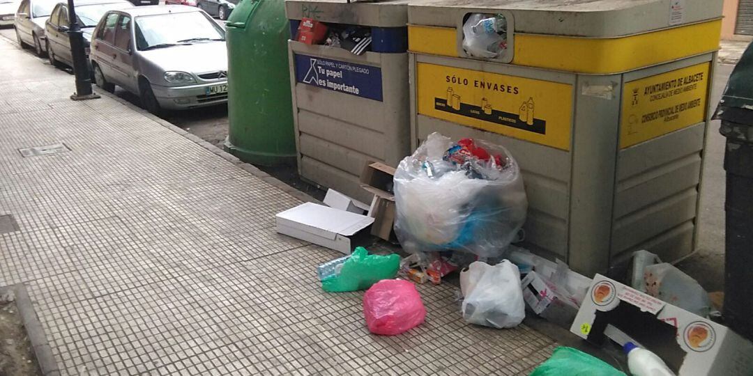 Imagen de archivo de contenedores de reciclaje desbordados en Albacete