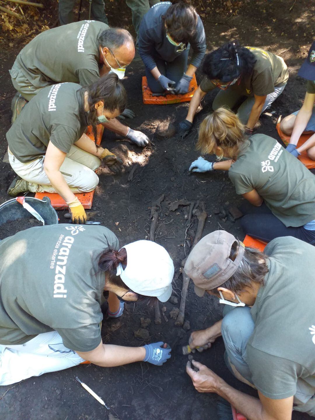 Un grupo de personas realiza labores de exhumación en Goldaratz