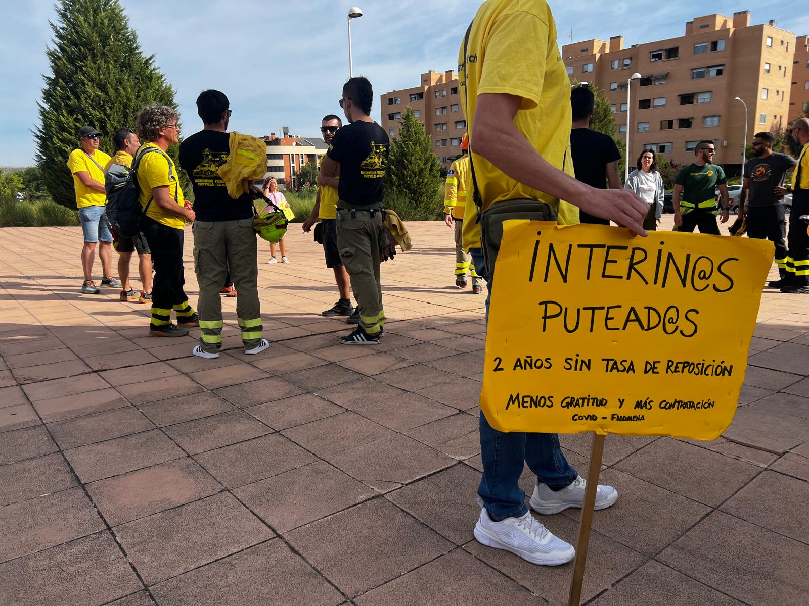Bomberos forestales de Castilla-La Mancha se han concentrado este martes, 2 de septiembre, a las puertas de la Consejería de Desarrollo Sostenible para reclamar unas condiciones dignas en su trabajo.