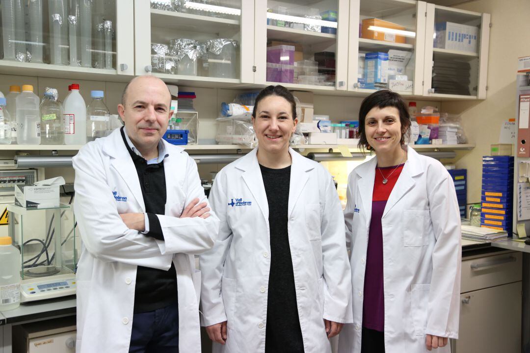 El cap del grup de recerca en Malalties Neurodegeneratives del VHIR, Miquel Vila, i les primeres signants de l&#039;estudi sobre la malaltia de Parkinson, Ariadna Laguna-Tuset (a la dreta) i Iria Carballo-Carbajal, (al centre) al laboratori