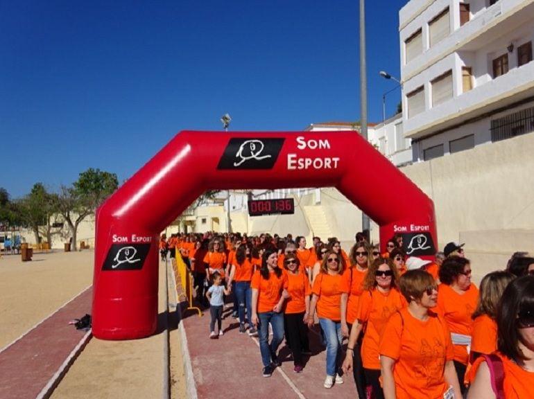 Momento de la salida de los caminantes en la X Cursa No Competitiva de la Dona en Xàbia.