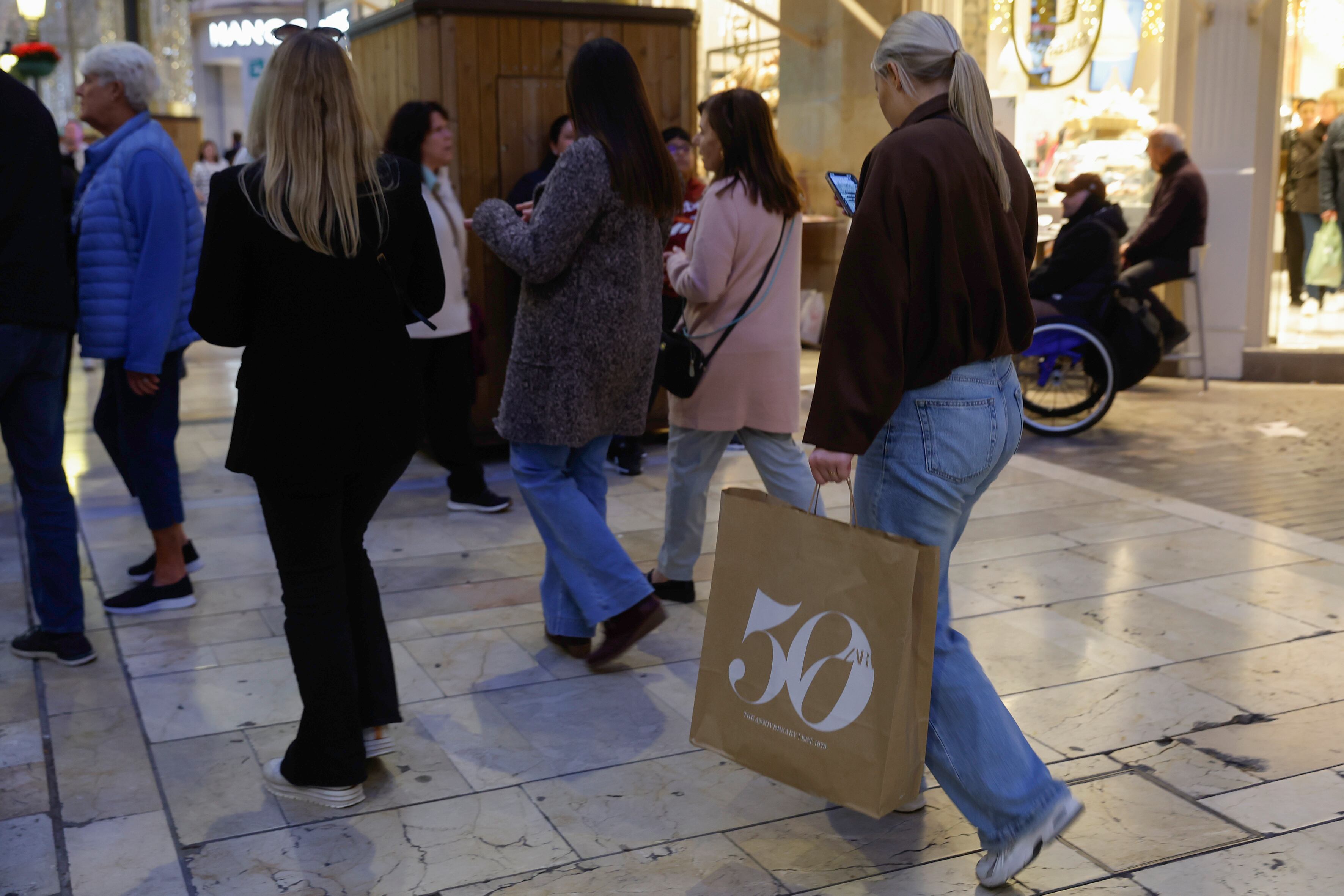 MÁLAGA, 26/12/2025.-La Navidad de 2025 llega con un consumidor más selectivo, un gasto moderadamente al alza y un mercado en el que la búsqueda de valor, la planificación y la alimentación de calidad marcan el ritmo, según el director de la Cátedra de Comercio y Transformación Digital de la Universidad de Málaga(UMA), Sebastián Molinillo, en la Facultad de Ciencias Económicas y Empresariales. EFE/ Jorge Zapata