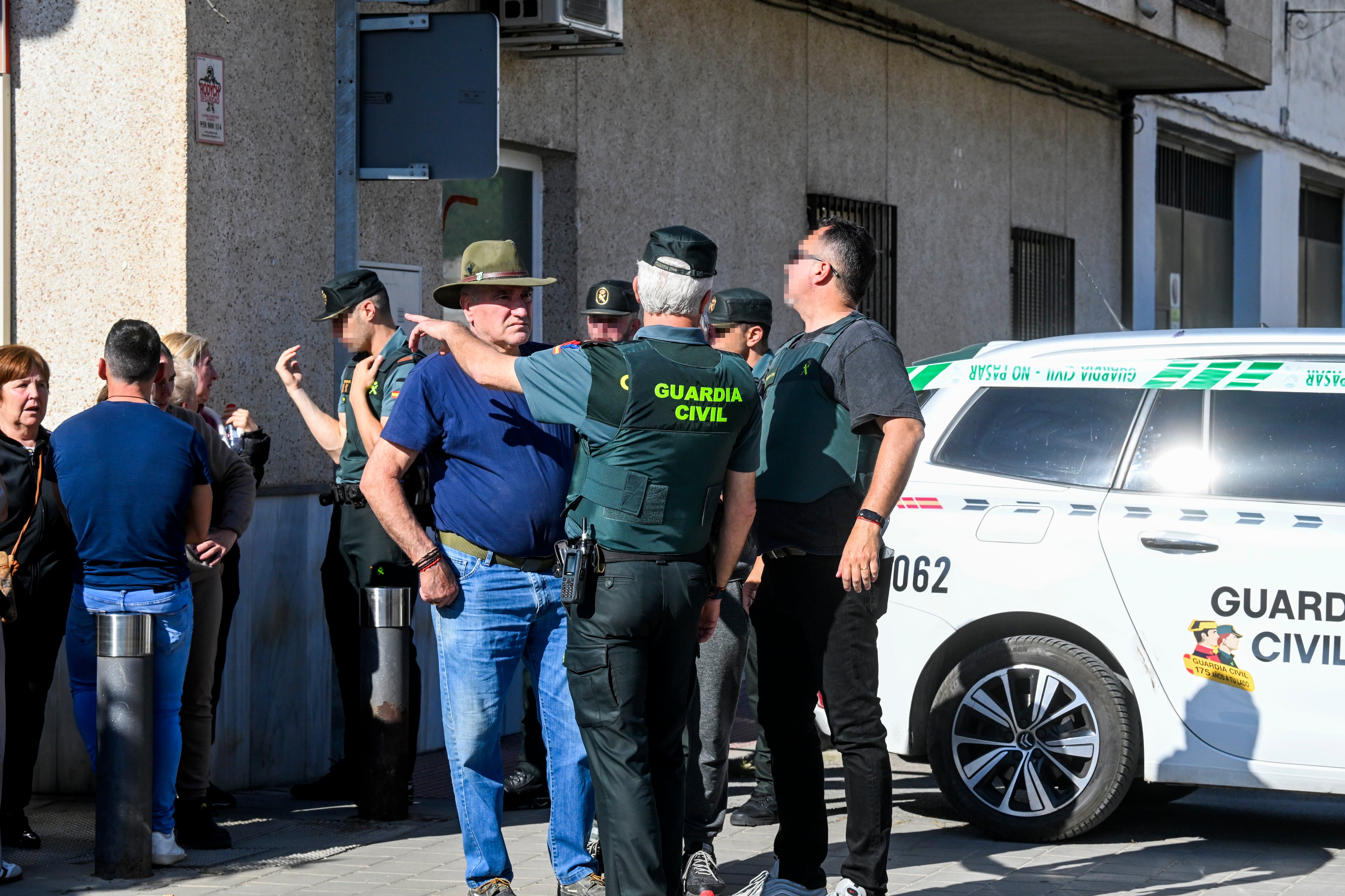 Vecinos y guardias civiles congregados cerca de la vivienda donde han tenido lugar los hechos. EFE/ Miguel Ángel Molina