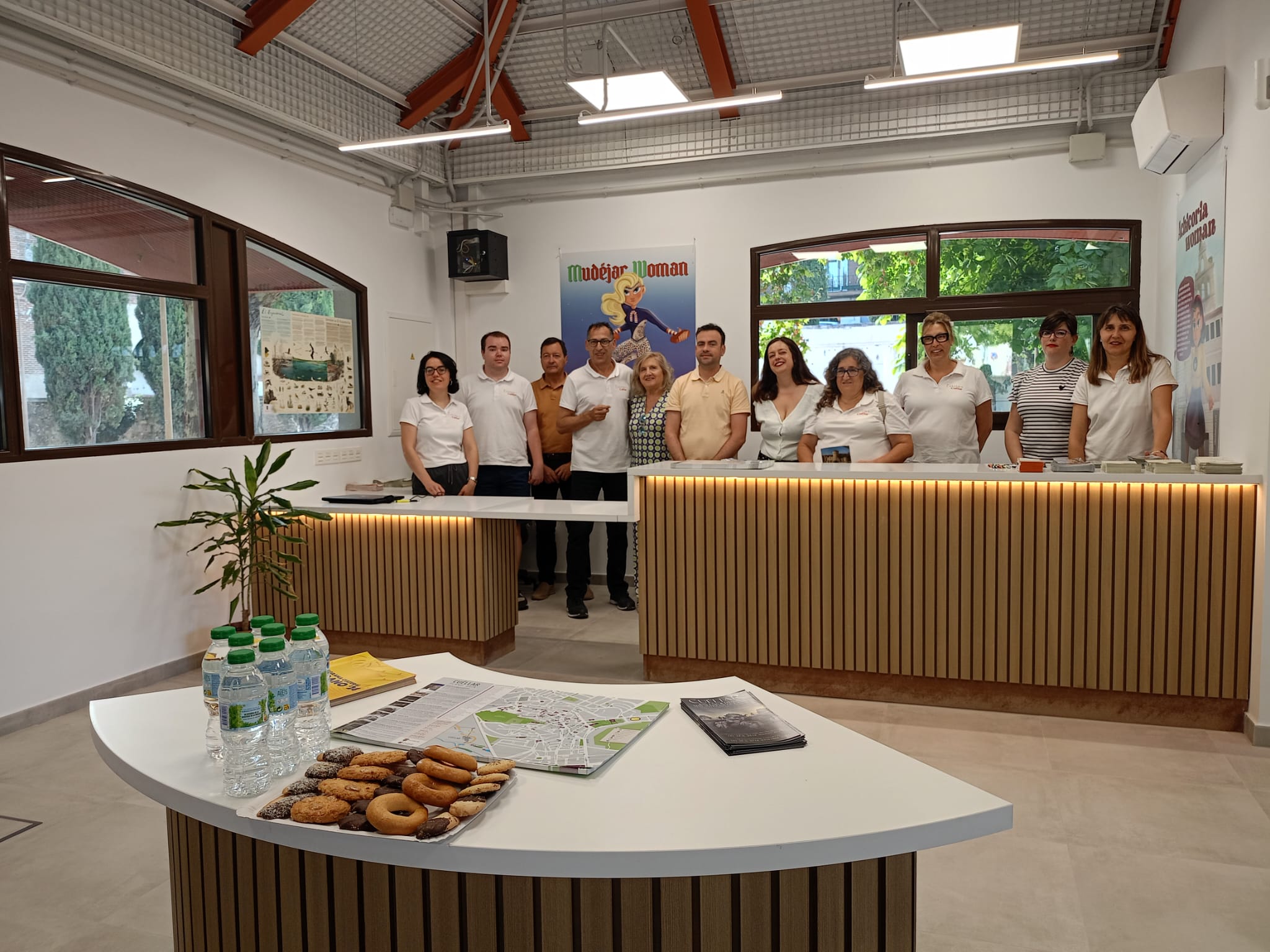 Personal de Turismo y Cultura y miembros del equipo de gobierno de Cuéllar en el nuevo Centro de Recepción de Visitantes de San Francisco