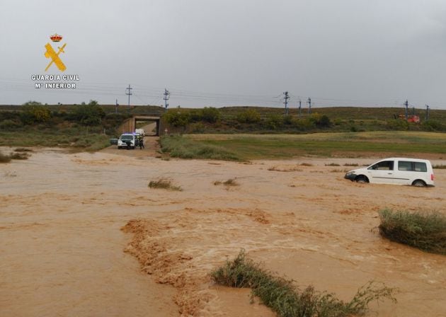 El conductor se ha visto sorprendido por una repentina subida de agua en un camino de Ballobar