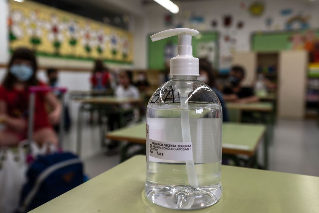 Un aula equipada con material desinfectante.