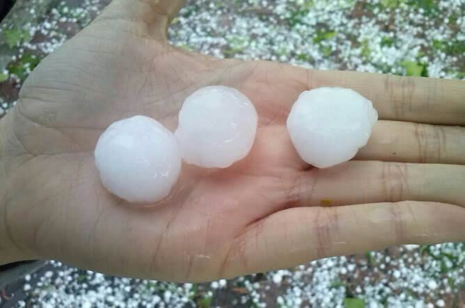 Piedras de granizo tras una tormenta en Arturo Soria (Madrid)