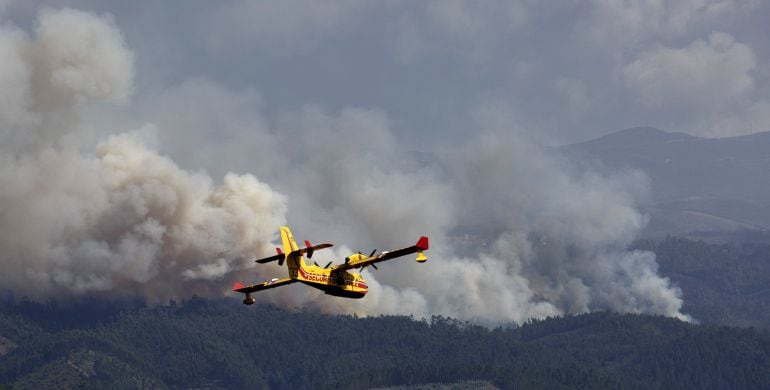 Los hidroaviones trabajan para sofocar el fuego en Portugal