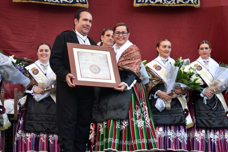 El Pandorgo José Antonio López recibiendo la réplica de la Carta Puebla de Ciudad Real de manos de la concejala de festejos