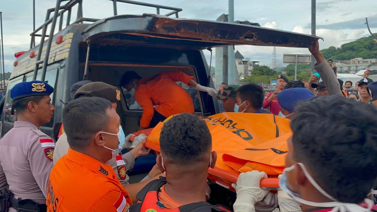 Labores de búsqueda de las víctimas del naufragio de un barco en Indonesia