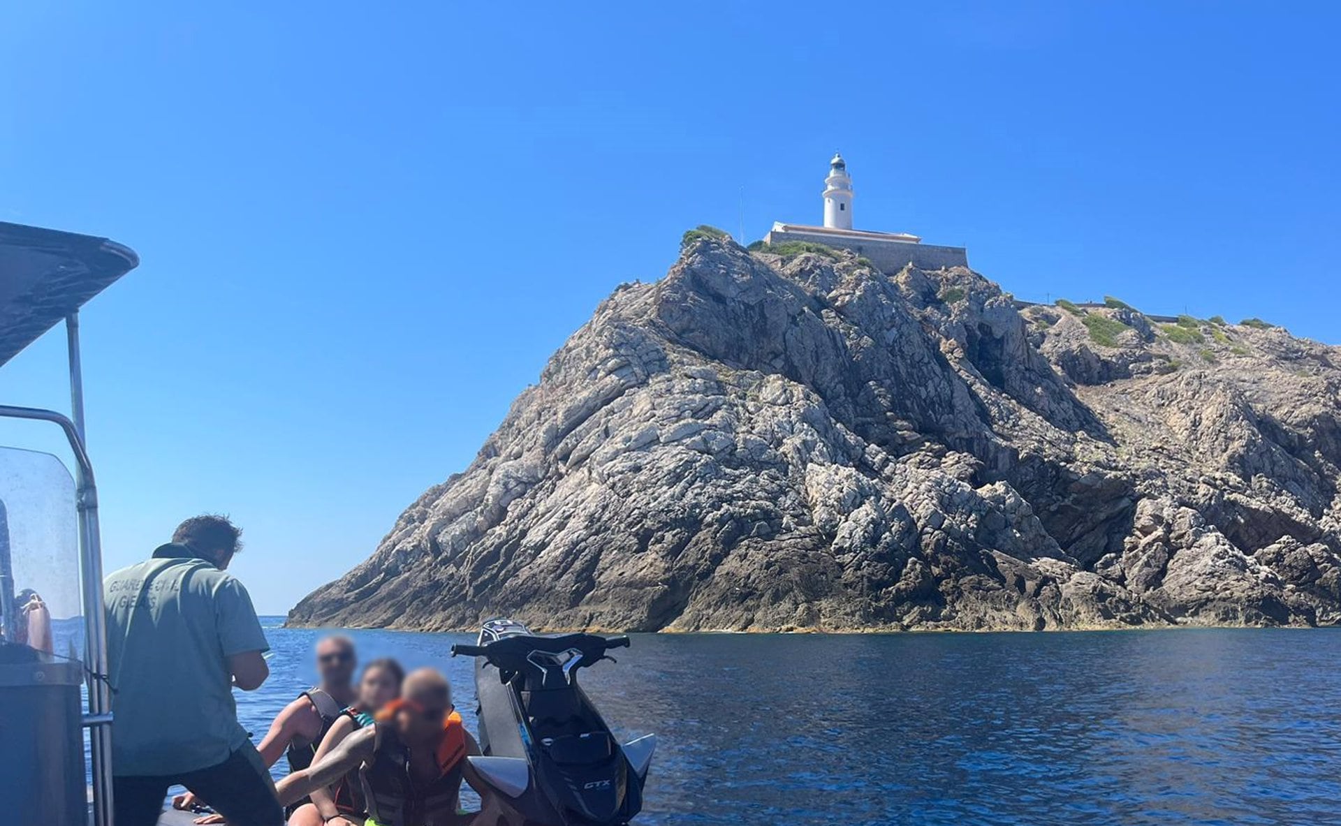 26/08/2023 La Guardia Civil lleva a cabo inspecciones en la bahía de Palma.

La Guardia Civil ha denunciado a 32 embarcaciones chárteres y privadas y a tres personas relacionadas con actividades subacuáticas, en el marco de las inspecciones que se llevan a cabo en el interior de la bahía para la protección y control de embarcaciones.

SOCIEDAD 
GUARDIA CIVIL
