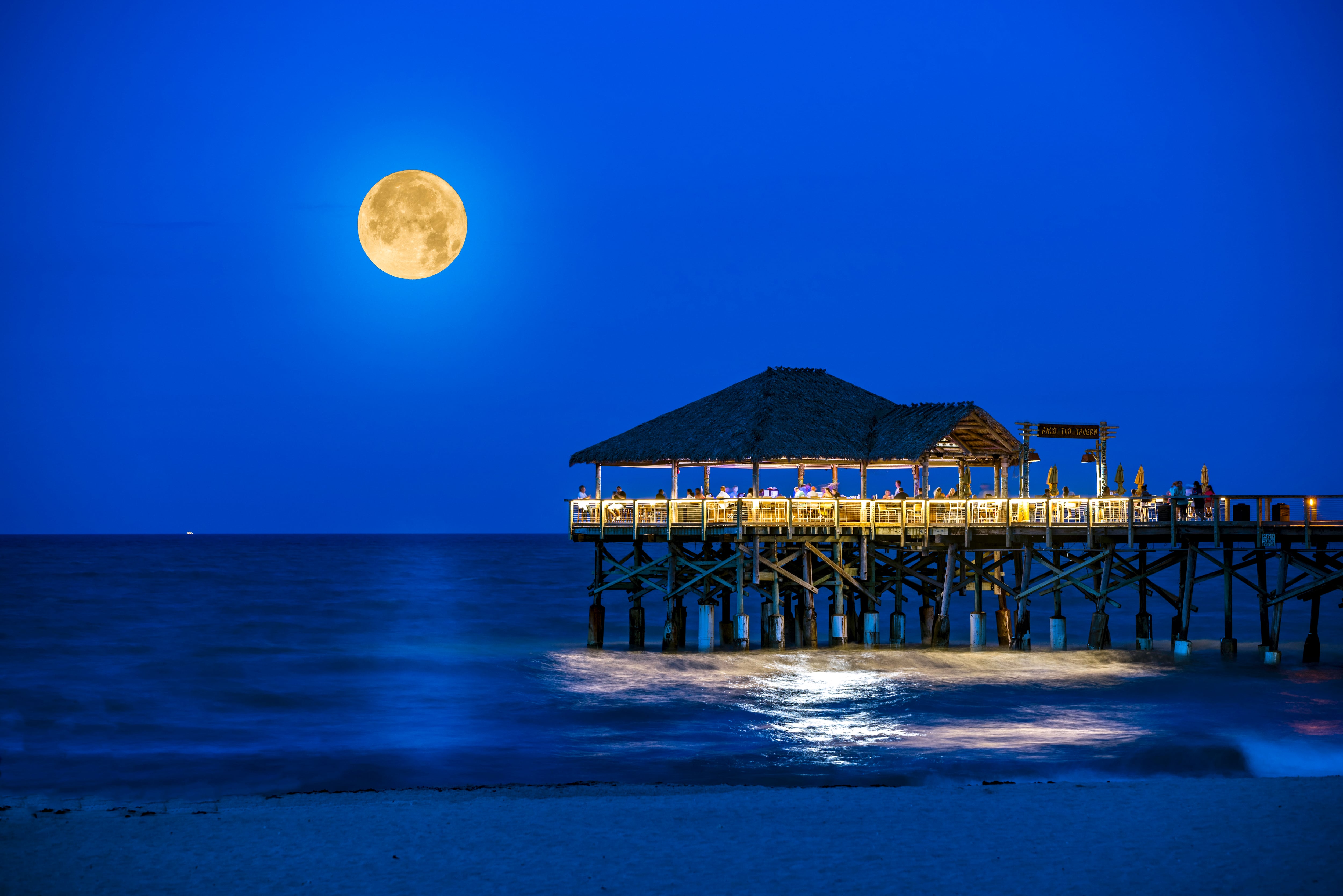 Un restaurante en una playa