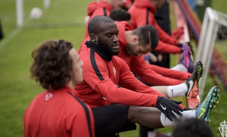 El Sporting prepara la vuelta de copa frente al Eibar
