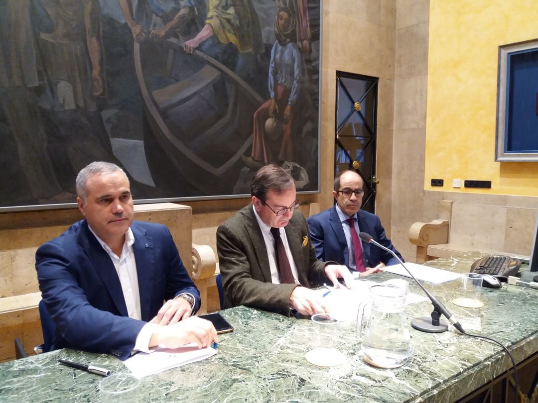 El gerente del SESPA, Jose Ramón Riera en el centro de la imagen comparece junto a otros cargos del Servicio de Salud del Principado para dar pormenores acerca de la próxima celebración de las pruebas de la Oferta Pública de Empleo