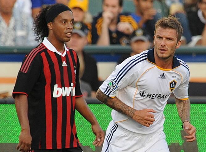 Ronaldinho y Beckham, durante el partido que enfrentó a Los Ángeles Galaxy y al Milan