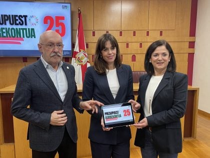 La alcaldesa Maider Etxebarria (centro), junto a Beatriz Artolazabal, teniente de alcaldesa, y Jon Armentia, concejal de Hacienda.