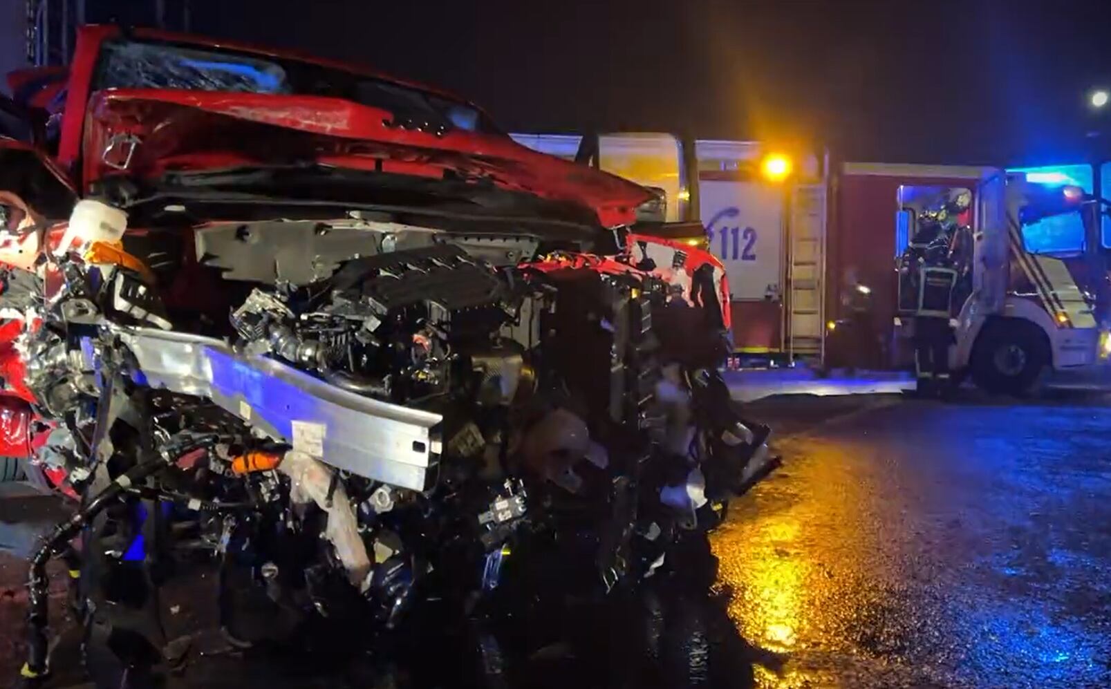 Accidente entre un taxi y un turismo en la M-11 en Madrid.