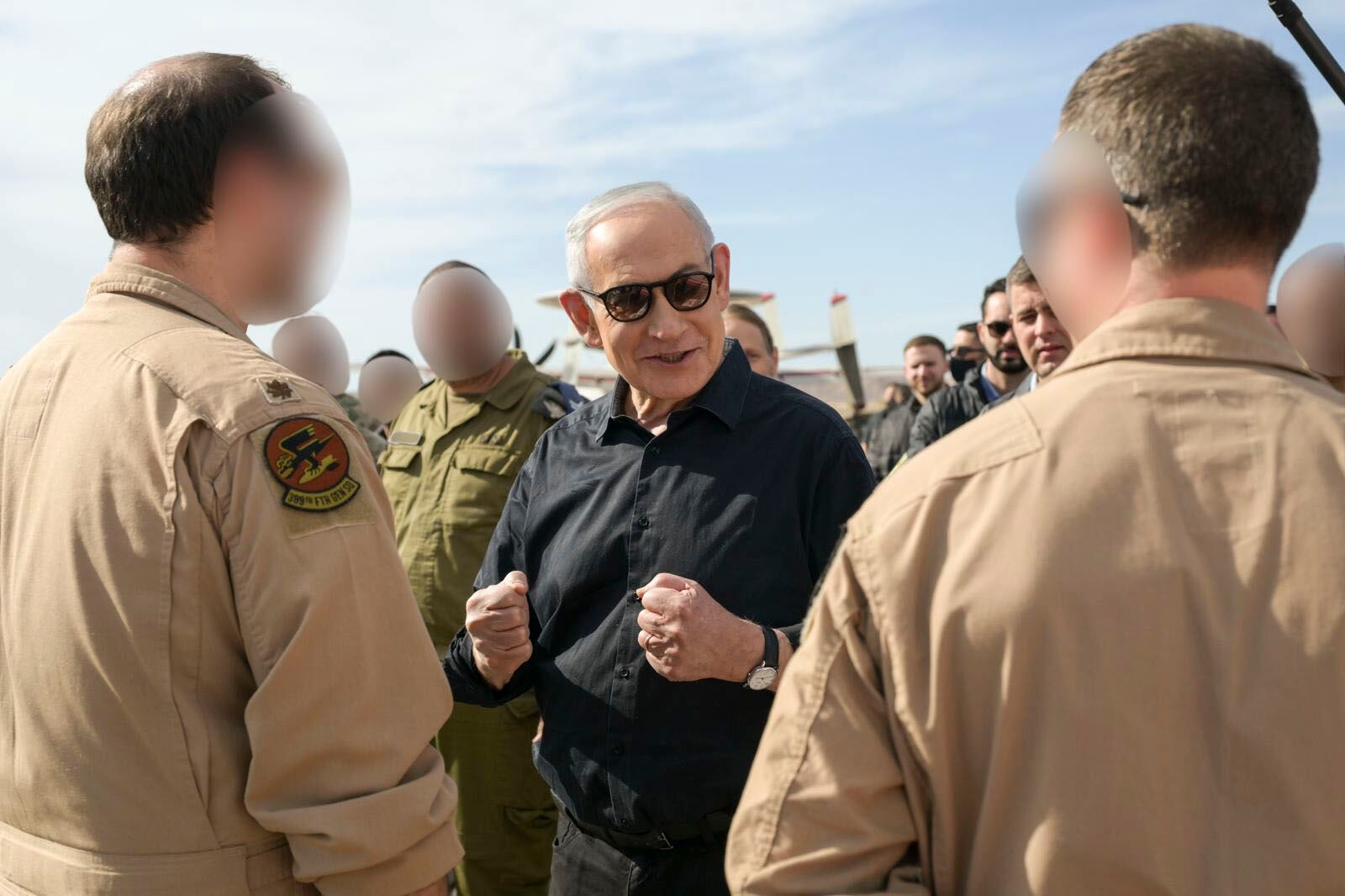 El primer ministro israelí, Benjamín Netanyahu, visita una base aérea del sur de Israel donde se ha reunido con pilotos del Ejército estadounidense que están colaborando en la bautizada como operación 'Furia Épica'.
