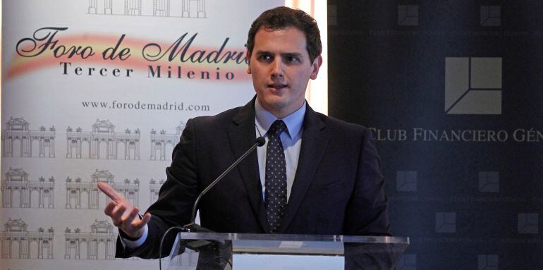 El líder de Ciudadanos Albert Rivera pronuncia unas palabras antes de recoger el premio concedido por el Foro Madrid Tercer Milenio a la plataforma &quot;España Ciudadana&quot;