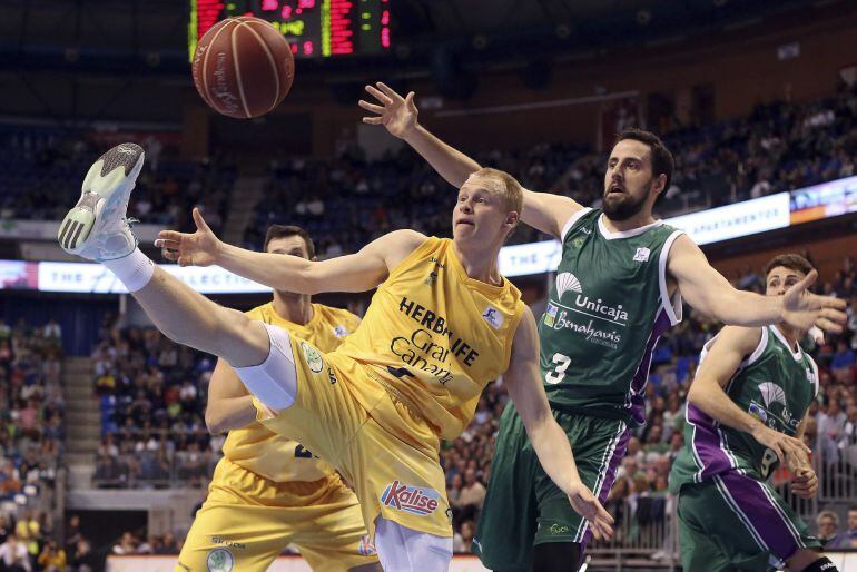 GRA360. MÁLAGA, 01/03/2015.- El escolta finlandés del Herbalife Gran Canaria, Sasu Salin (i), intenta coger un rebote ante la miradadel pivot del Unicaja , German Gabriel (d) durante el partido disputado esta tarde en el palacio de los deportes Jose María Martín Carpena perteneciente a la vigésimo segunda jornada de la liga Endesa. EFE/Carlos Díaz