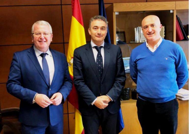 El senador Alfonso Arias y el alcalde de Puente, Julio Arias, con el director general de Carreteras, Jorge Urrecho (en el centro de la imagen). 