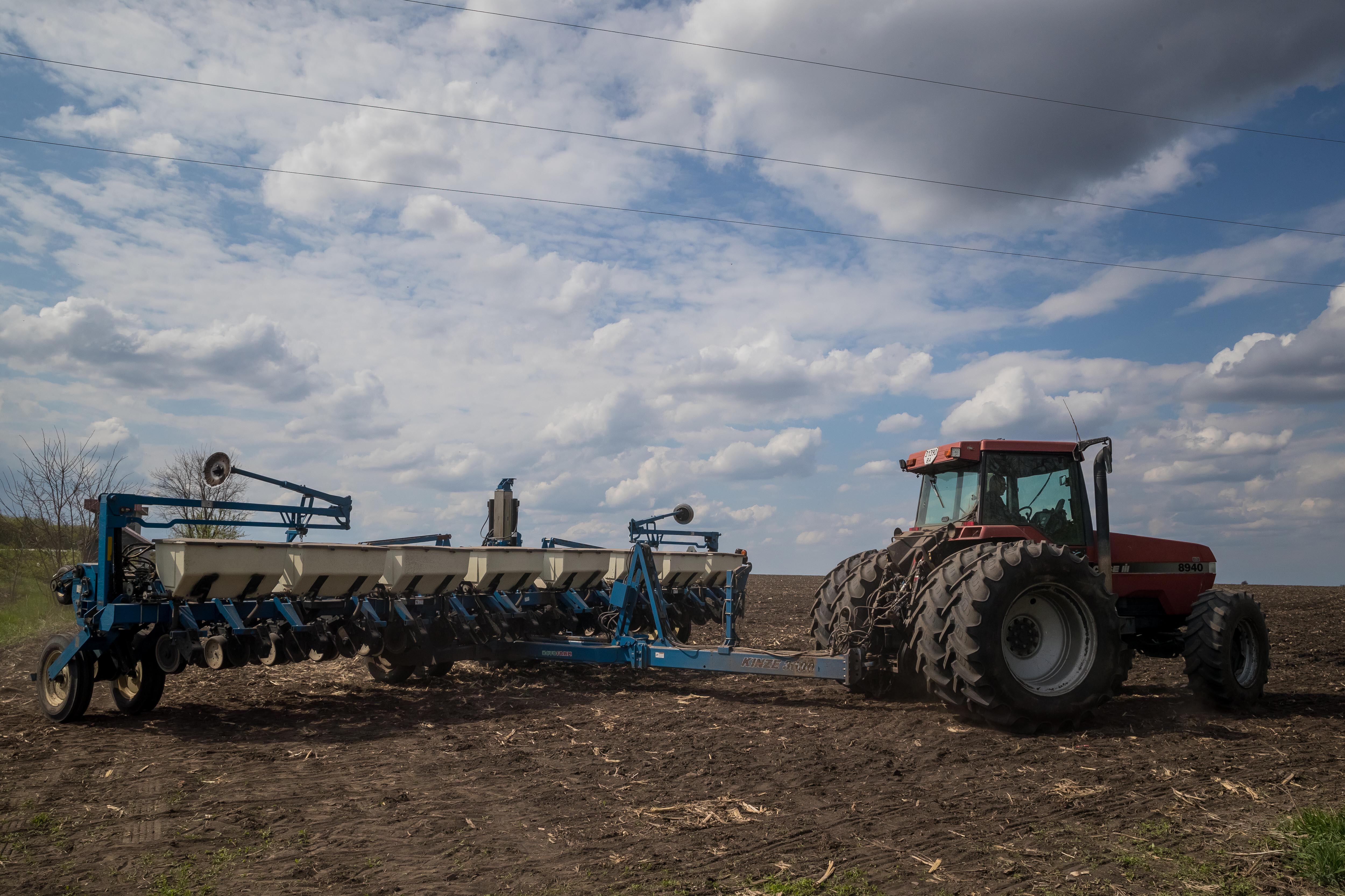 -FOTODELDÍA- DNIPRO (UCRANIA), 04/05/2022.- Vista de un campo de cultivo en una carretera en las inemdiaciones de Dnipro 27 de abril del 2022. Siete de cada diez hectáreas de Ucrania son parcelas agrarias, plantadas sobre todo con maíz, cereales y girasoles que sirven de alimento al mundo. Con el país en guerra y dificultades de exportación, la crisis ucraniana amenaza con llevar el hambre afuera de sus fronteras, según explica a EFE Pierre Vauthier, responsable de la FAO en Ucrania. EFE/ MIGUEL GUTIÈRREZ
