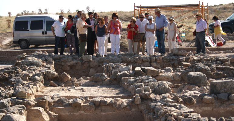 Un grupo de personas visita al yacimiento íbero de Puente Tablas en Jaén.