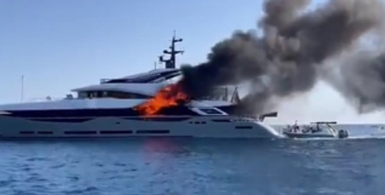 Imagen del barco incendiado en una imagen de Radio Illa