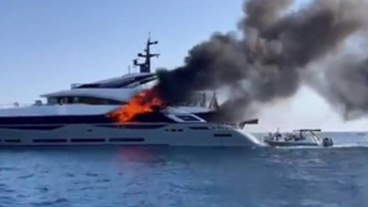 Un incendio arrasa un yate de 45 metros de eslora en Formentera